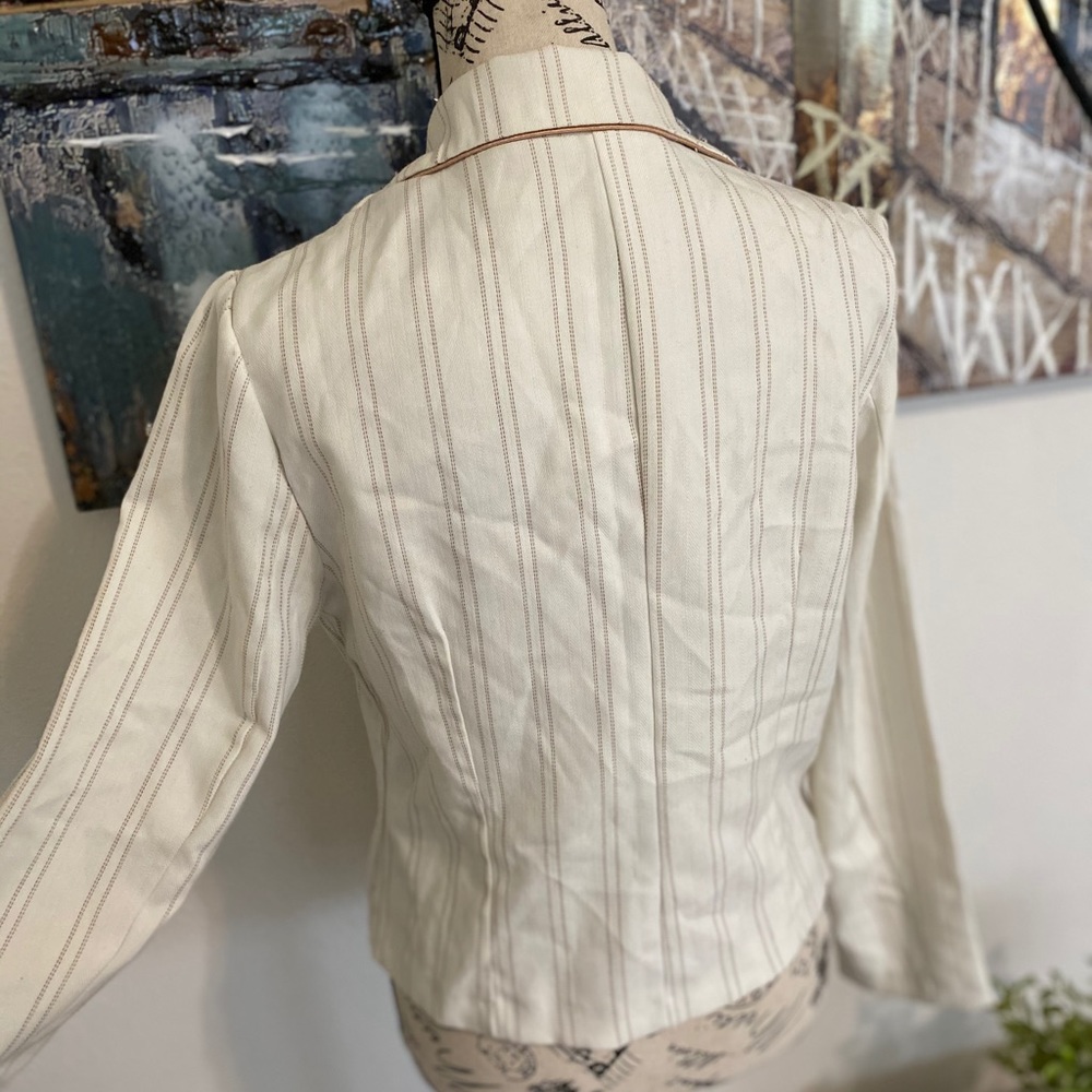 Jacket 🧥 - Picture 2 of 5